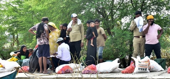 बाढ़ से पीड़ित लोग। बाढ़ से पीड़ित लोग।