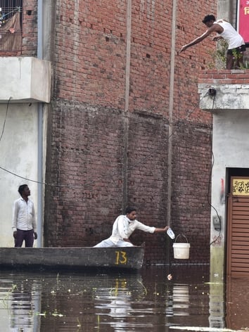 बाढ़ से पीड़ित लोग। बाढ़ से पीड़ित लोग।