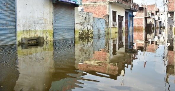बाढ़ से पीड़ित लोग। बाढ़ से पीड़ित लोग।