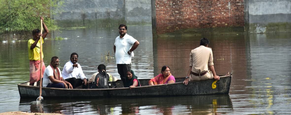 बाढ़ से पीड़ित लोग। बाढ़ से पीड़ित लोग।