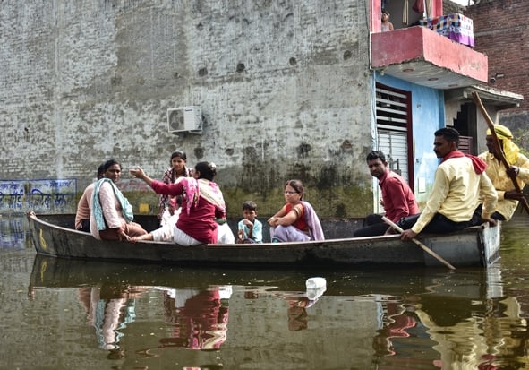 बाढ़ से पीड़ित लोग। बाढ़ से पीड़ित लोग।