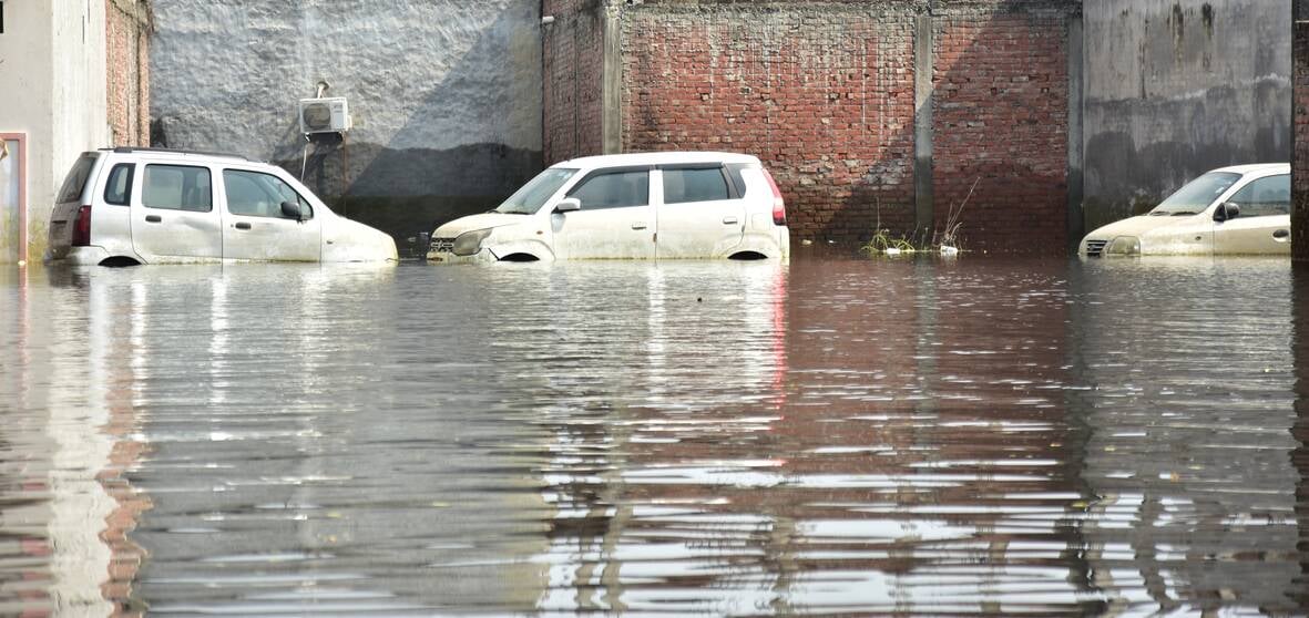 बाढ़ से पीड़ित लोग। बाढ़ से पीड़ित लोग।