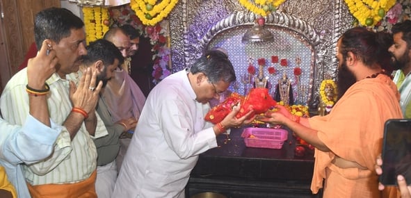 चौक स्थित बड़ी कालीजी मंदिर में दर्शन करने पहुंचे केंद्रीय मंत्री जितेंद्र सिंह व अन्य श्रद्धाल चौक स्थित बड़ी कालीजी मंदिर में दर्शन करने पहुंचे केंद्रीय मंत्री जितेंद्र सिंह व अन्य श्रद्धाल