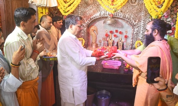 चौक स्थित बड़ी कालीजी मंदिर में दर्शन करने पहुंचे केंद्रीय मंत्री जितेंद्र सिंह व अन्य श्रद्धाल चौक स्थित बड़ी कालीजी मंदिर में दर्शन करने पहुंचे केंद्रीय मंत्री जितेंद्र सिंह व अन्य श्रद्धाल