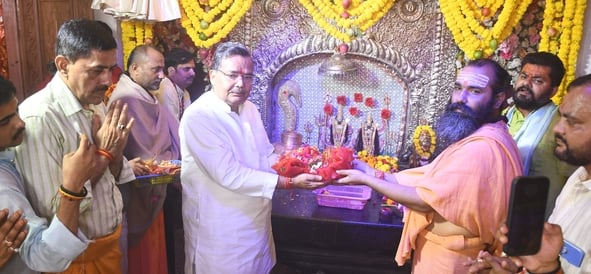 चौक स्थित बड़ी कालीजी मंदिर में दर्शन करने पहुंचे केंद्रीय मंत्री जितेंद्र सिंह व अन्य श्रद्धाल चौक स्थित बड़ी कालीजी मंदिर में दर्शन करने पहुंचे केंद्रीय मंत्री जितेंद्र सिंह व अन्य श्रद्धाल