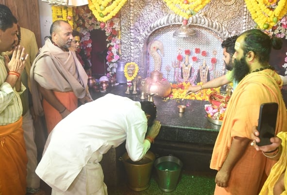 चौक स्थित बड़ी कालीजी मंदिर में दर्शन करने पहुंचे केंद्रीय मंत्री जितेंद्र सिंह व अन्य श्रद्धाल चौक स्थित बड़ी कालीजी मंदिर में दर्शन करने पहुंचे केंद्रीय मंत्री जितेंद्र सिंह व अन्य श्रद्धाल