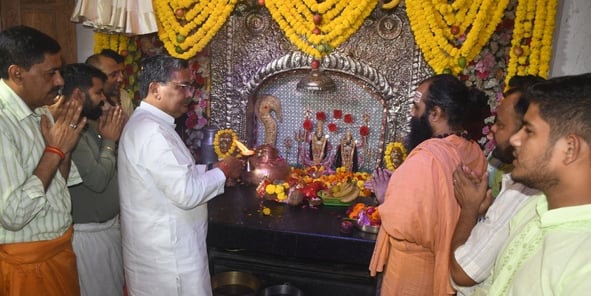 चौक स्थित बड़ी कालीजी मंदिर में दर्शन करने पहुंचे केंद्रीय मंत्री जितेंद्र सिंह व अन्य श्रद्धाल चौक स्थित बड़ी कालीजी मंदिर में दर्शन करने पहुंचे केंद्रीय मंत्री जितेंद्र सिंह व अन्य श्रद्धाल