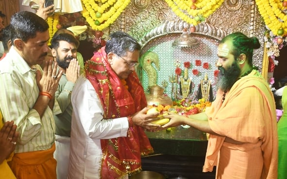 चौक स्थित बड़ी कालीजी मंदिर में दर्शन करने पहुंचे केंद्रीय मंत्री जितेंद्र सिंह व अन्य श्रद्धाल चौक स्थित बड़ी कालीजी मंदिर में दर्शन करने पहुंचे केंद्रीय मंत्री जितेंद्र सिंह व अन्य श्रद्धाल