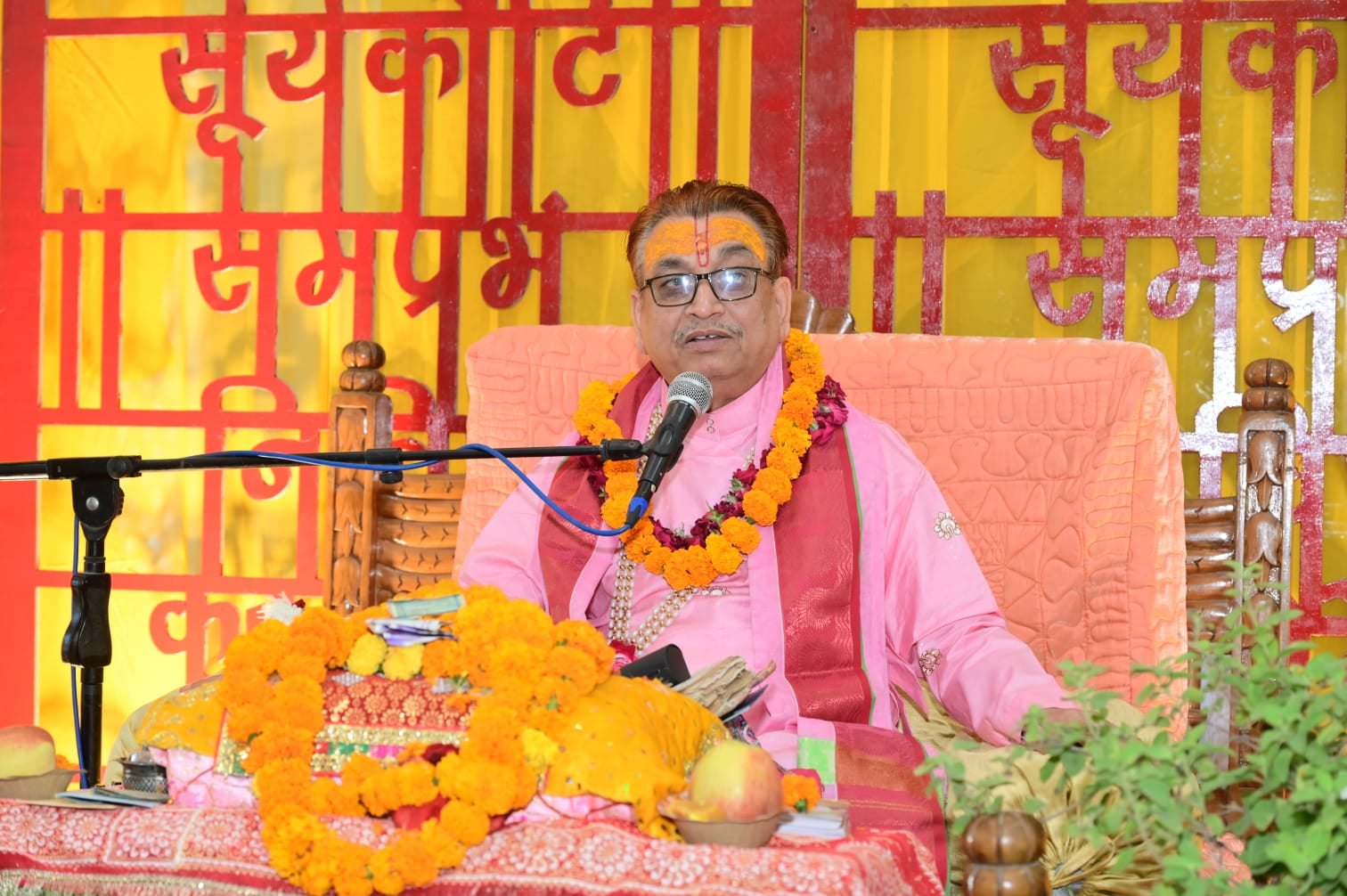 छावनी स्थित रामबाग गौशाला में श्रीमद्भागवत कथा में श्रीकृष्ण और सुदामा बने कलाकार। सभा