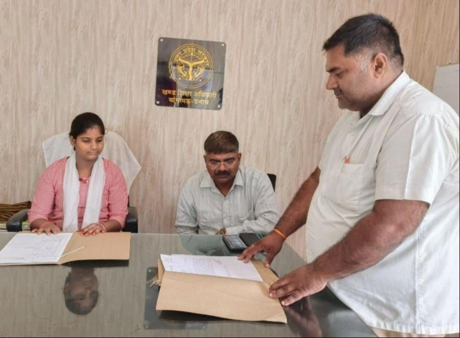 फरियादियों की समस्या सुनतीं एक दिन की एसडीएम बनी छात्रा खुशी। संवाद