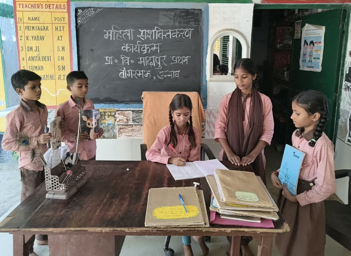 फरियादियों की समस्या सुनतीं एक दिन की एसडीएम बनी छात्रा खुशी। संवाद