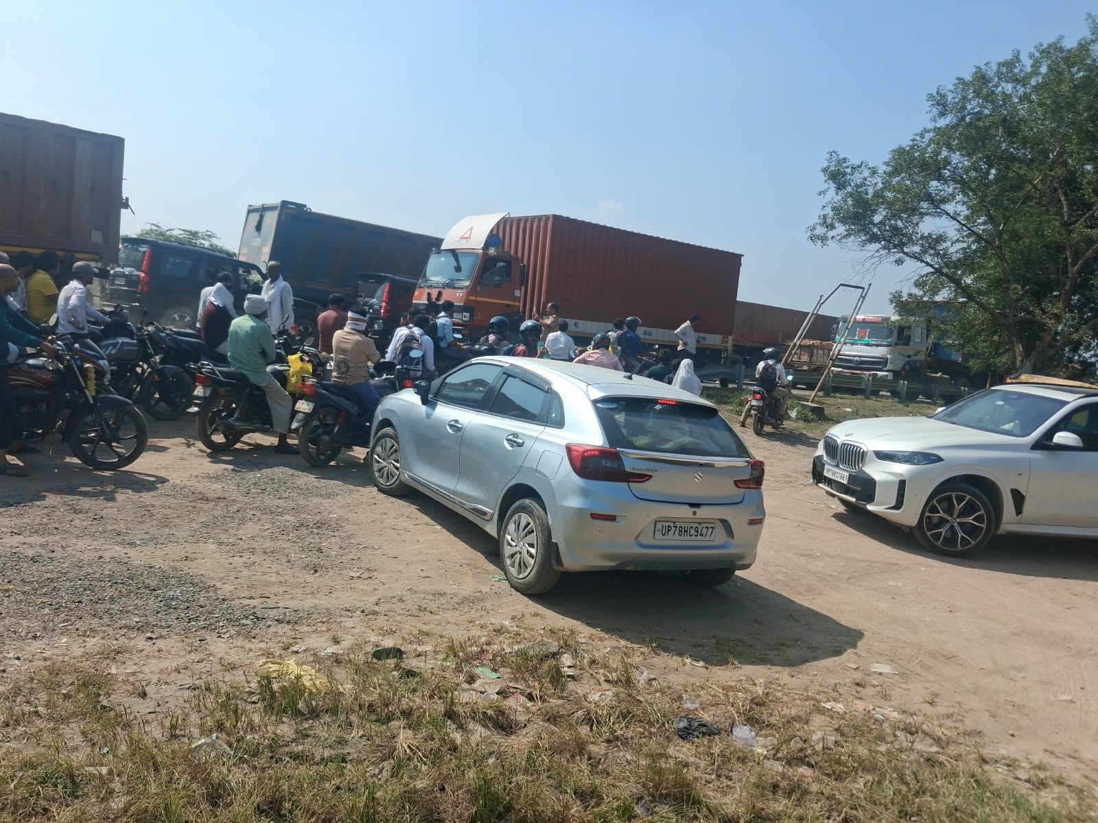 फोटो - 03 कालपी में लगे जाम में फंसी एंबुलेंस। संवाद