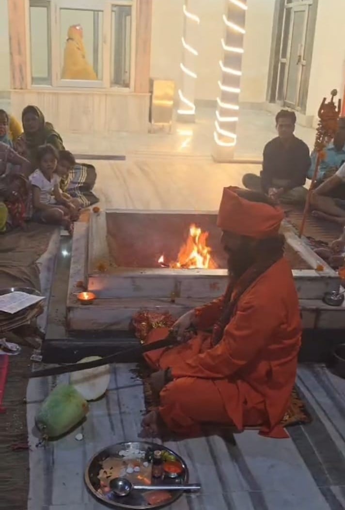 फोटो 11 - कासगंज के पथवारी मंदिर पर बुधवार की सुबह माता के अभिषेक को कतार में खड़े श्रद्धालु। फोटो 11 - कासगंज के पथवारी मंदिर पर बुधवार की सुबह माता के अभिषेक को कतार में खड़े श्रद्धालु।