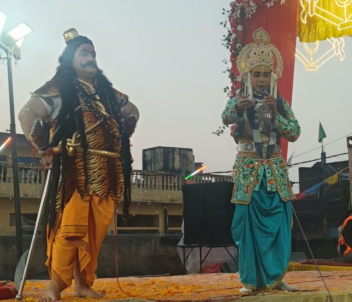 फोटो-12- जहानाबाद के मोहल्ला मूलचंद्र गली में आयोजित रामलीला में मंचन करते कलाकार। संवाद