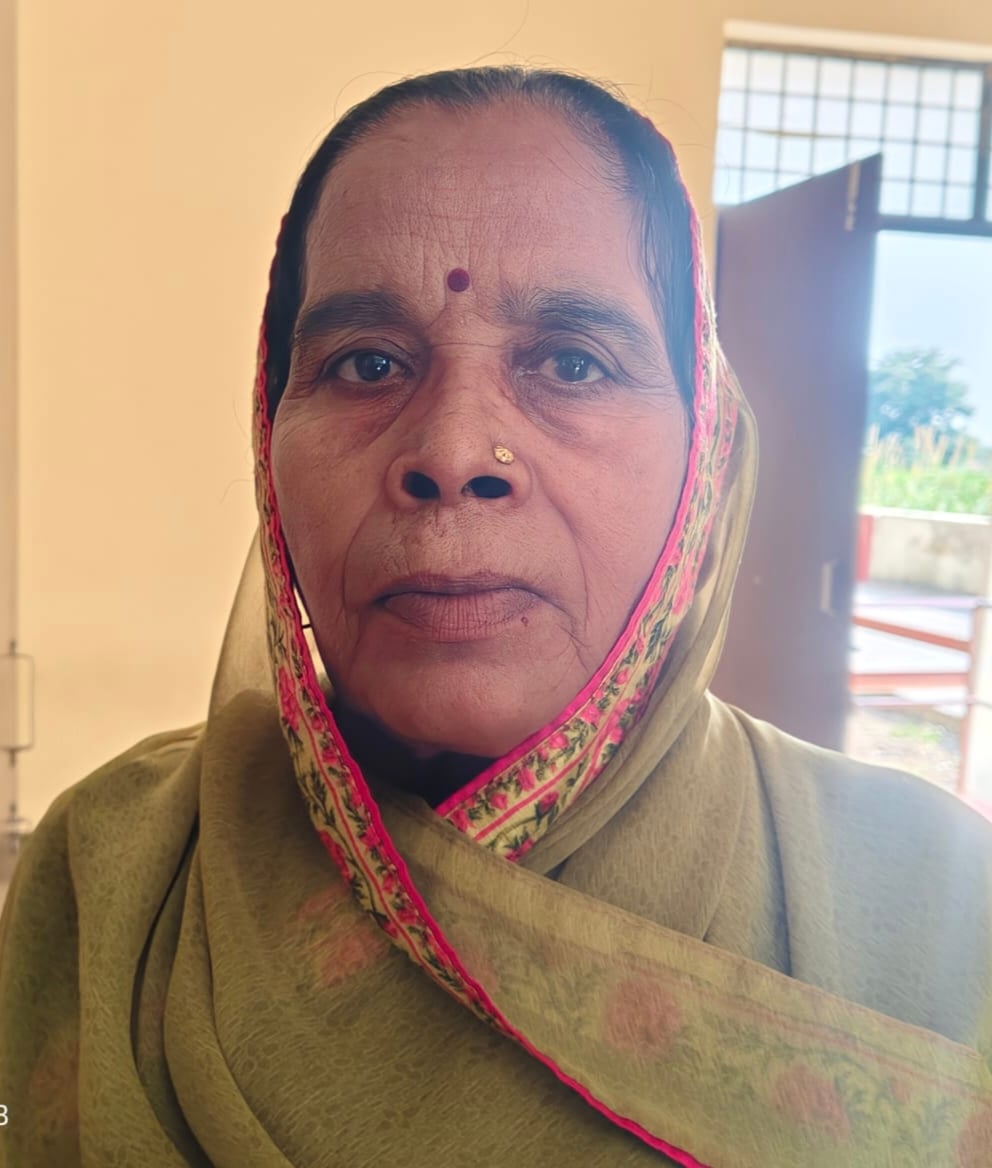 फोटो: 12 सीएचसी राजपुर में जांच लैब पर अल्ट्रासॉउन्ड पर्ची लेने के लिए बैठी गर्भवती महिलाएं और फोटो: 12 सीएचसी राजपुर में जांच लैब पर अल्ट्रासॉउन्ड पर्ची लेने के लिए बैठी गर्भवती महिलाएं और