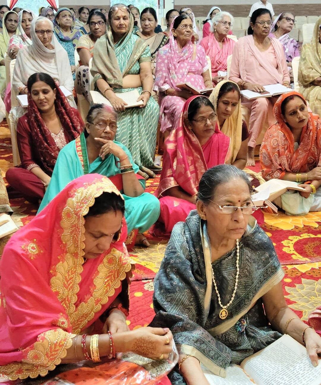 फोटो 14जेएनडी24-हिंदू कन्या महाविद्यालय में आयोजित श्रीराम कथा सुनाते हुए मधुरेश महाराज। स्रोत 