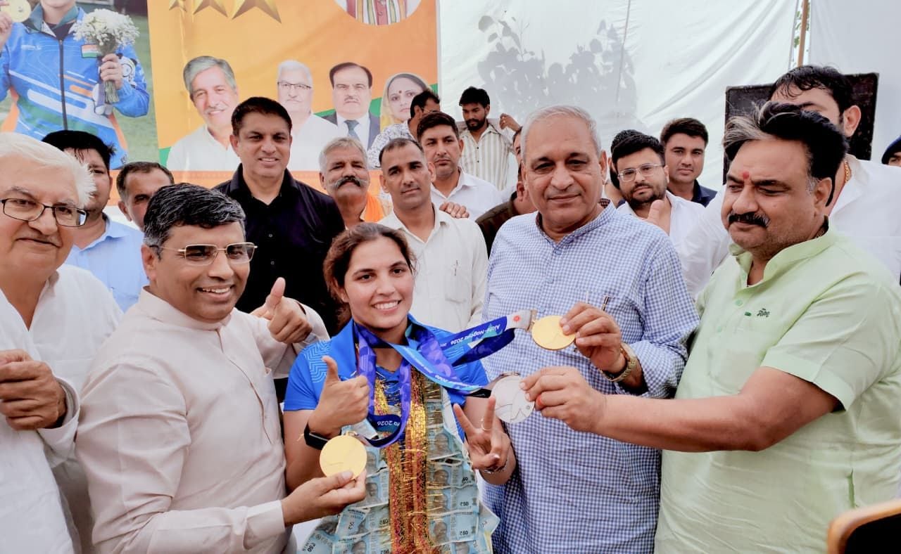 फोटो 14जेएनडी35-स्वर्ण पदक विजेता नीरू ढांडा अपनी मां सुदेश को मेडल पहनाते हुए। स्रोत ग्रामीण