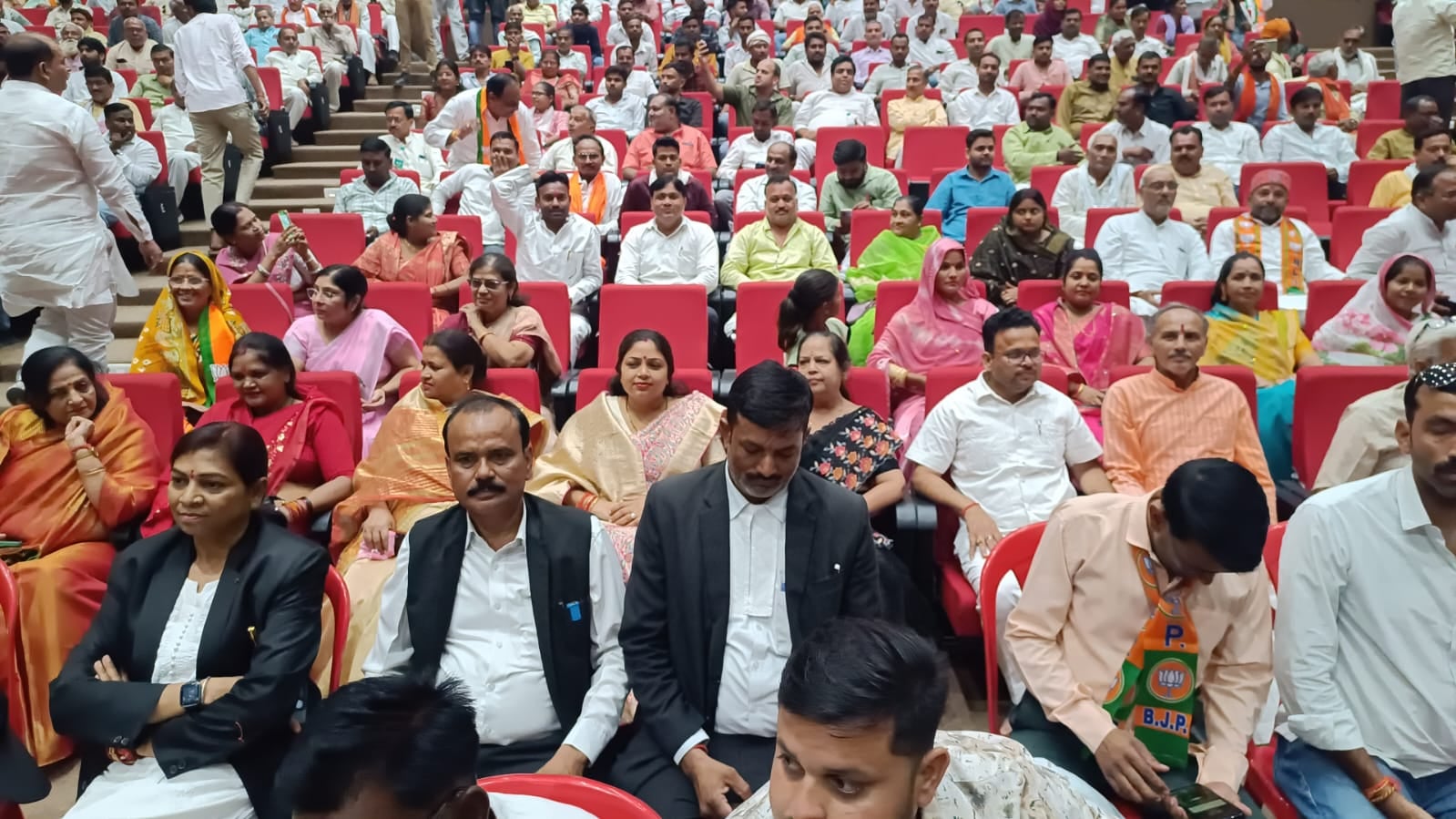 फोटो -21 प्रबुद्धजन सम्मेलन में संबोधित करते उप मुख्यमंत्री केशव प्रसाद मौर्य। संवाद