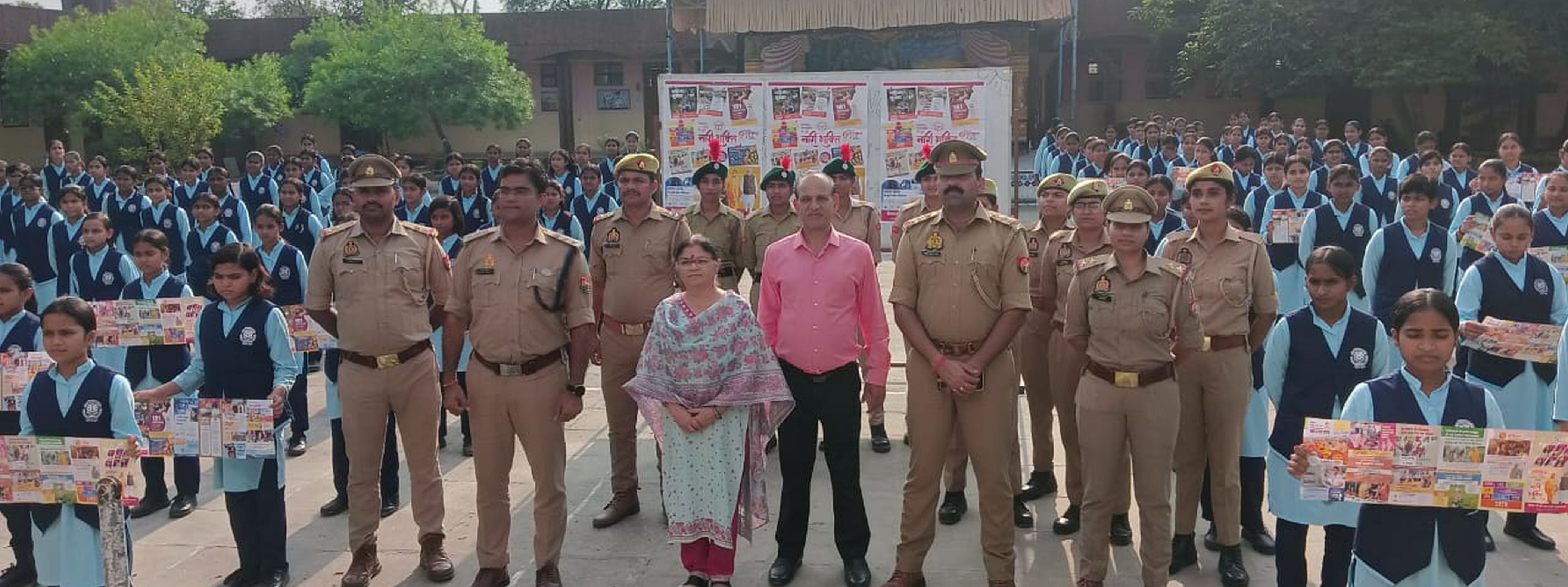फोटो-23- सरकंडी स्थित जवाहर नवोदय विद्यालय में कार्यक्रम के दौरान मौजूद सीओ, शिक्षिकाएं एवं छ