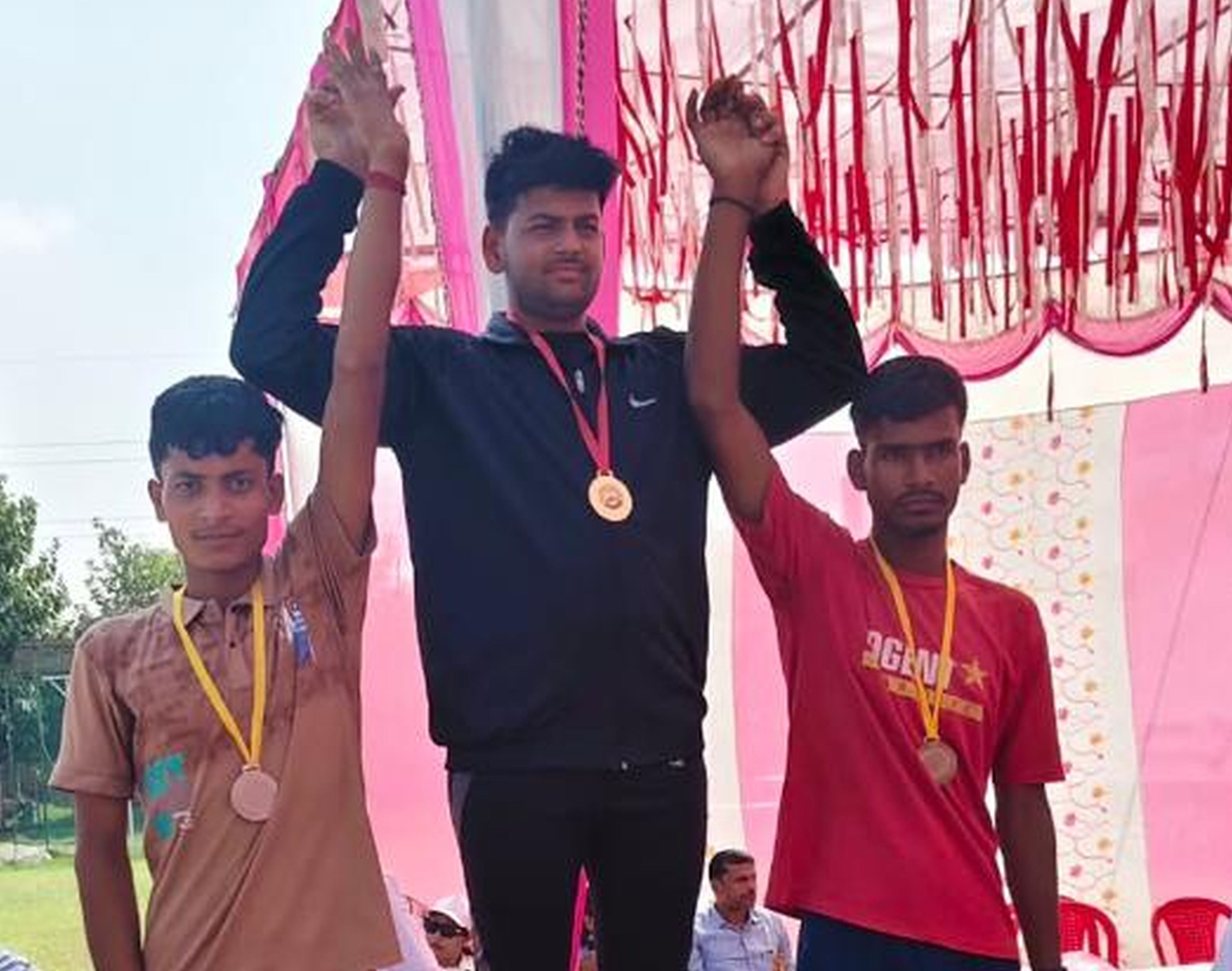 फोटो-38- स्पोर्टस स्टेडियम में आयोजित खेलकूद प्रतियोगिता में मेडल के साथ मौजूद चैंपियन। स्रोत