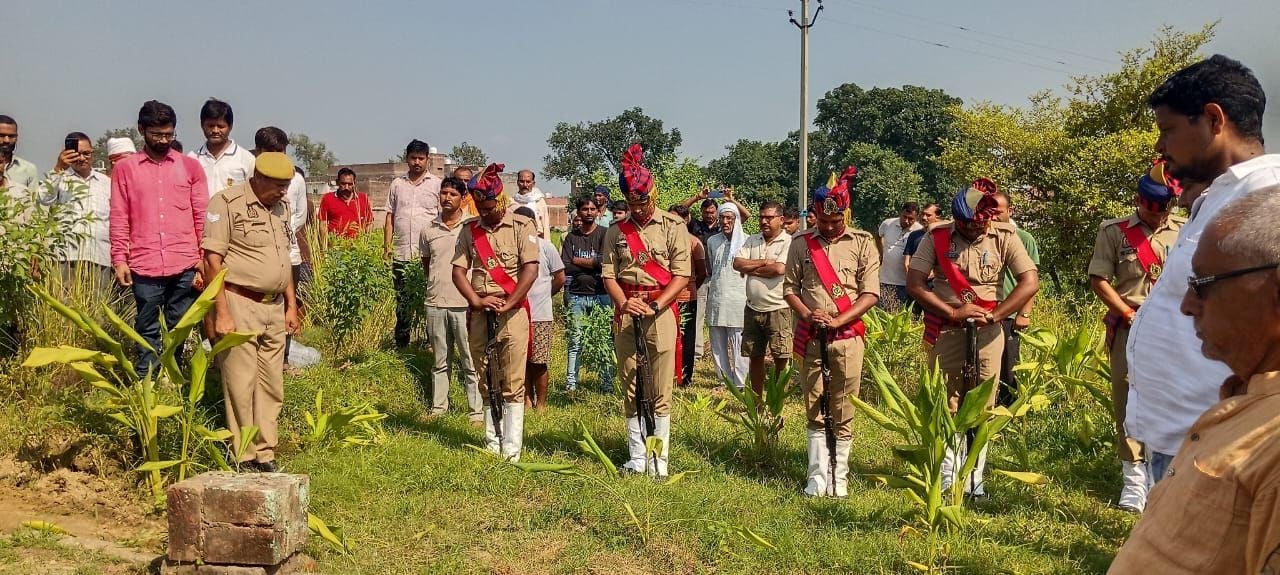 फोटो-39- प्रधान आरक्षी अभिषेक त्रिपाठी के पार्थिव शरीर को सलामी देते पुलिस कर्मी। संवाद