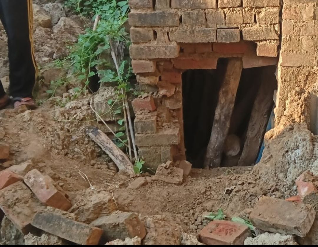 फोटो-40- खखरेरू के कुल्ली गांव में घर की पिछली दीवार पर लगी सेंध। संवाद फोटो-40- खखरेरू के कुल्ली गांव में घर की पिछली दीवार पर लगी सेंध। संवाद
