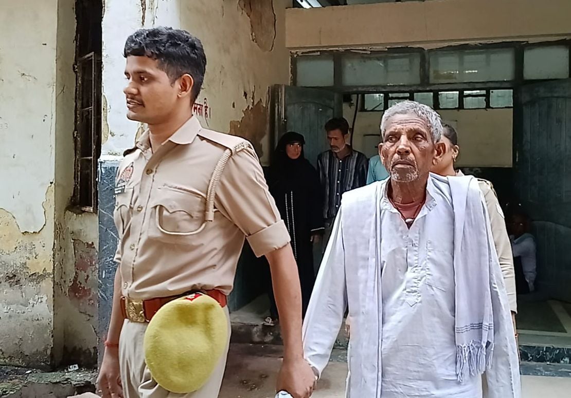 फोटो-45- लोला को कोर्ट से जेल लेकर जाती पुलिस। वीडियो ग्रैब