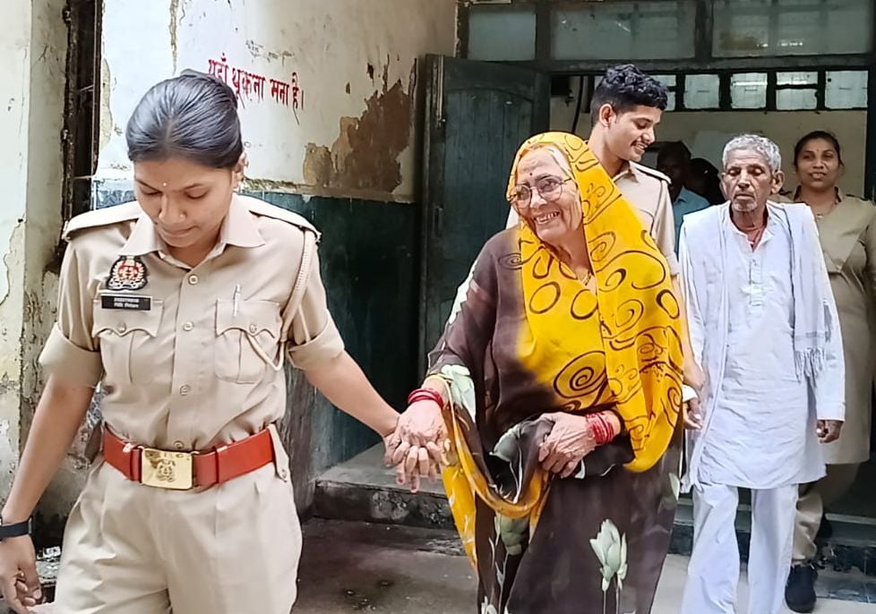 फोटो-45- लोला को कोर्ट से जेल लेकर जाती पुलिस। वीडियो ग्रैब