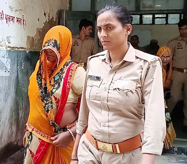 फोटो-45- लोला को कोर्ट से जेल लेकर जाती पुलिस। वीडियो ग्रैब