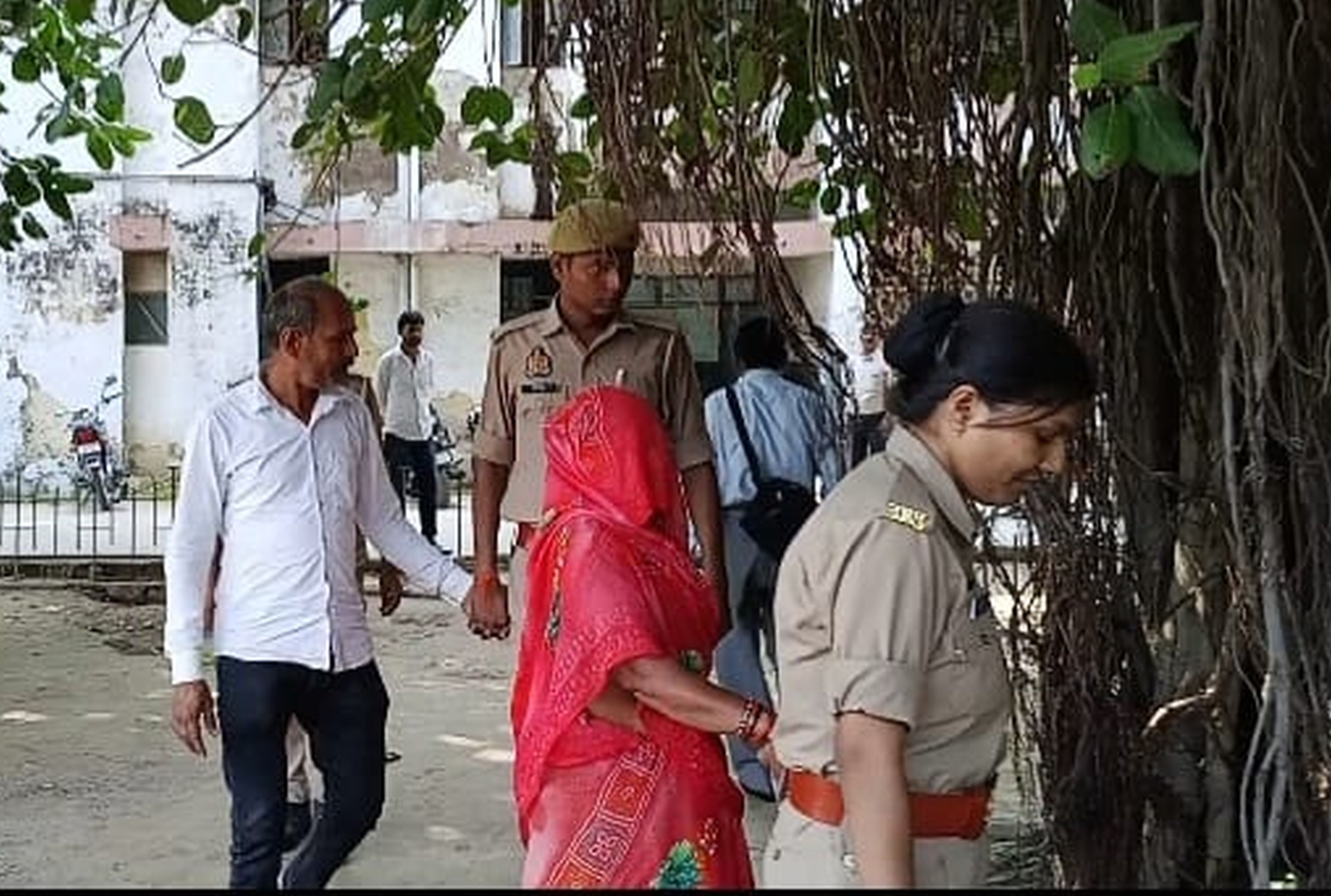 फोटो-45- लोला को कोर्ट से जेल लेकर जाती पुलिस। वीडियो ग्रैब