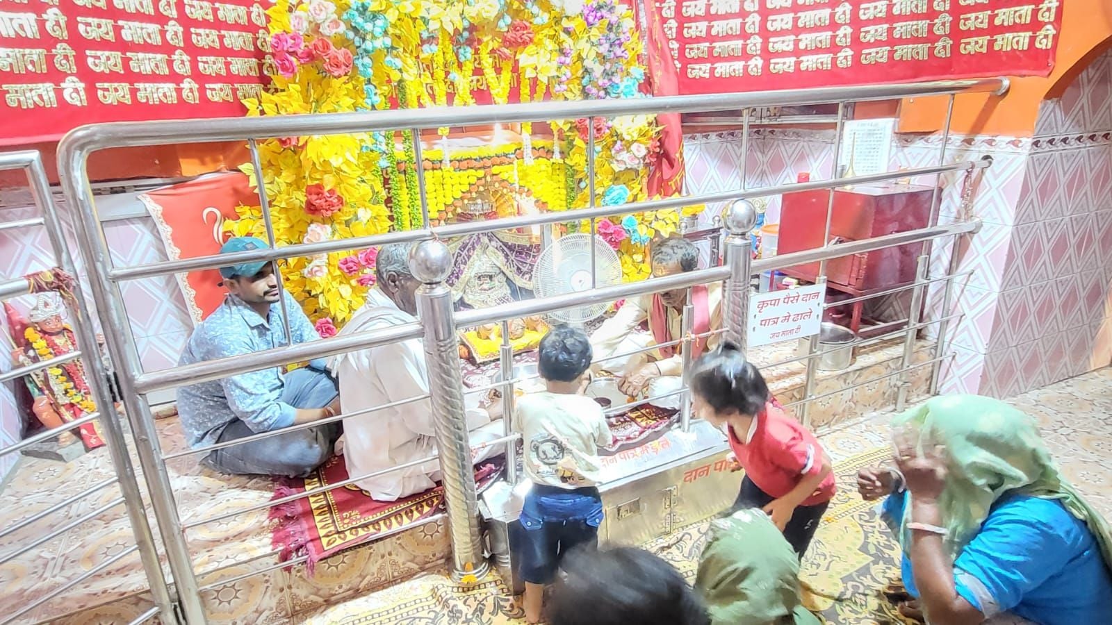 फोटो संख्या:66- शॉपिंग कांप्लेक्स  में दुकानदारों ने बरामदों में रखा  सामान--संवाद