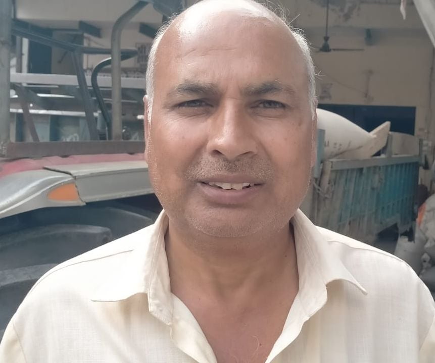 फोटो संख्या:71- अनाज मंडी में  ट्रॉली से बाजरे के बैग को उतारते  किसान--संवाद