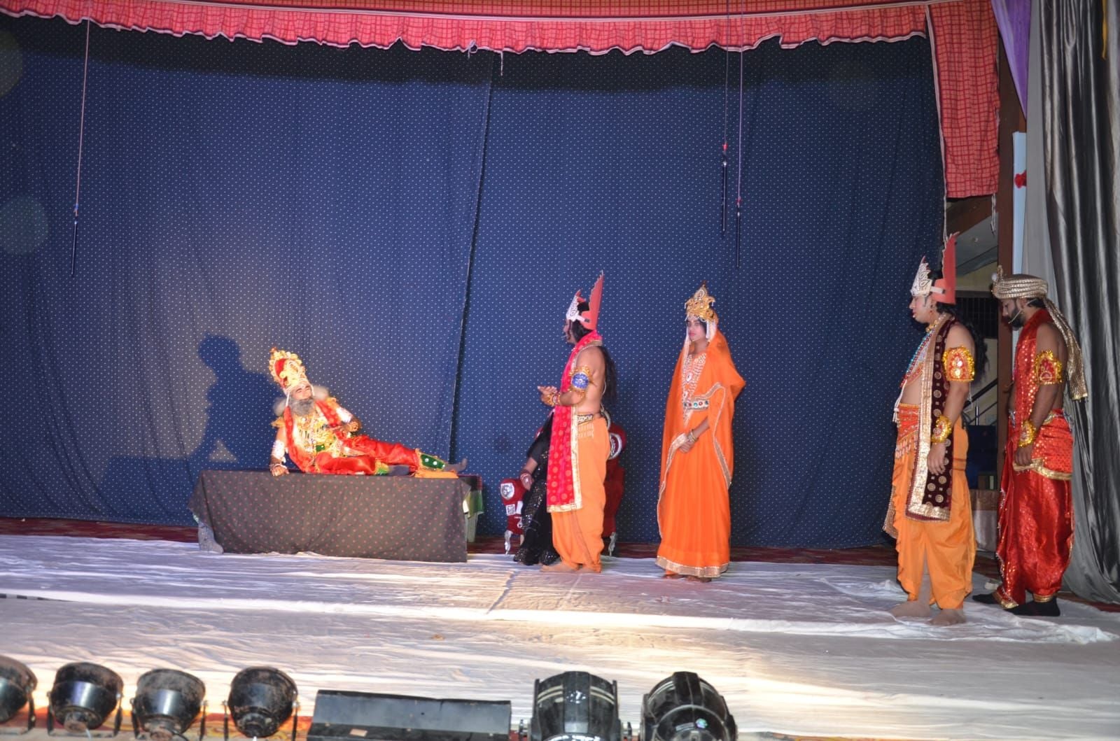 फोटो संख्या:81- श्री हनुमान  रामलीला में वनवास से पहले श्रीराम-लक्ष्मण संवाद का मंचन  करते  कला
