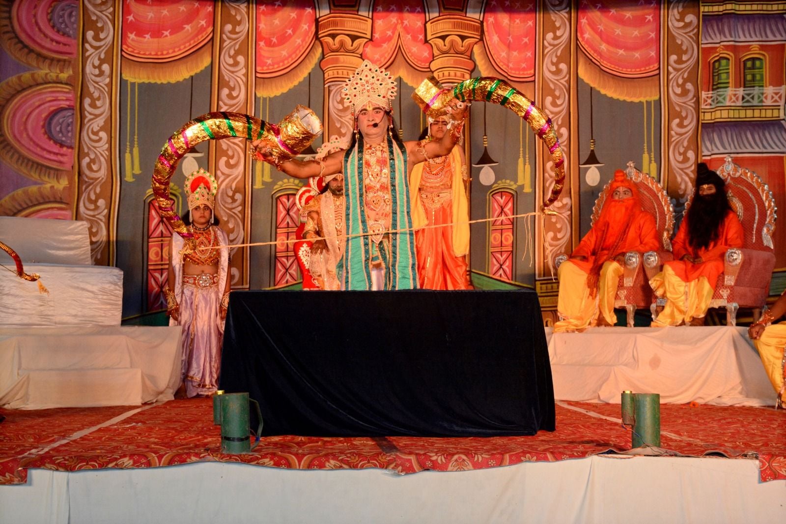 फोटो संख्या:81- श्री हनुमान  रामलीला में वनवास से पहले श्रीराम-लक्ष्मण संवाद का मंचन  करते  कला