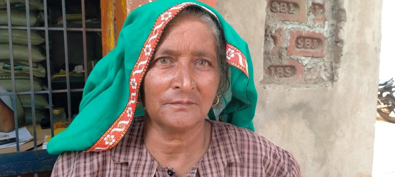 फोटो संख्या:89- सरकारी खाद केद्र पर डीएपी खाद को लेकर लगी किसानों की भीड़--संवाद फोटो संख्या:89- सरकारी खाद केद्र पर डीएपी खाद को लेकर लगी किसानों की भीड़--संवाद