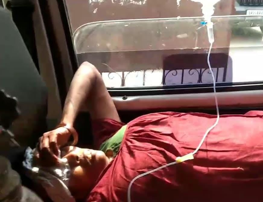 घटनास्थल पर जमा भीड़