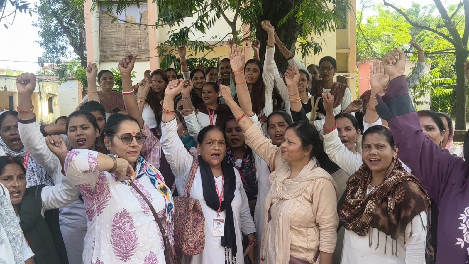 हल्दौर में सीएचसी परिसर में धरने पर बैठे आशा हेल्थ वर्कर्स एसोसिएशन की सदस्य। संवाद