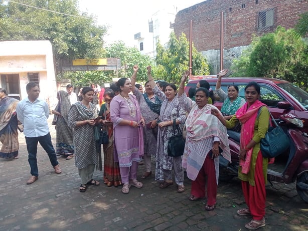 हल्दौर में सीएचसी परिसर में धरने पर बैठे आशा हेल्थ वर्कर्स एसोसिएशन की सदस्य। संवाद