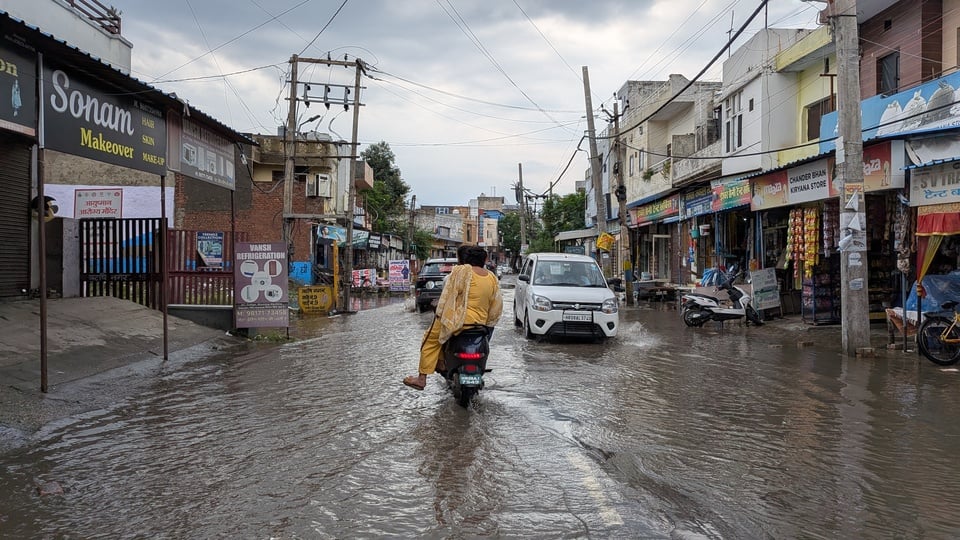 जाट स्कूल की तरफ जाने वाली गली में जमा बारिश का पानी । संवाद