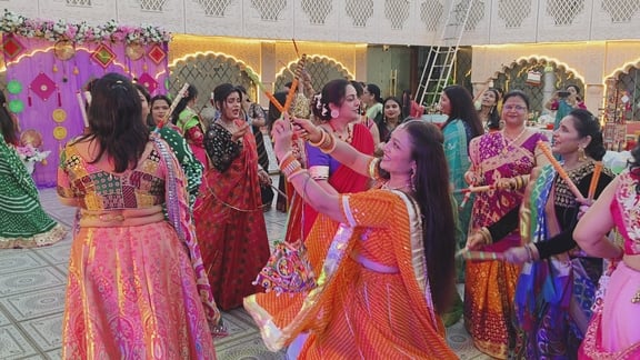 कार्यक्रम में डा़ंडिया खेलतीं महिलाएं। 