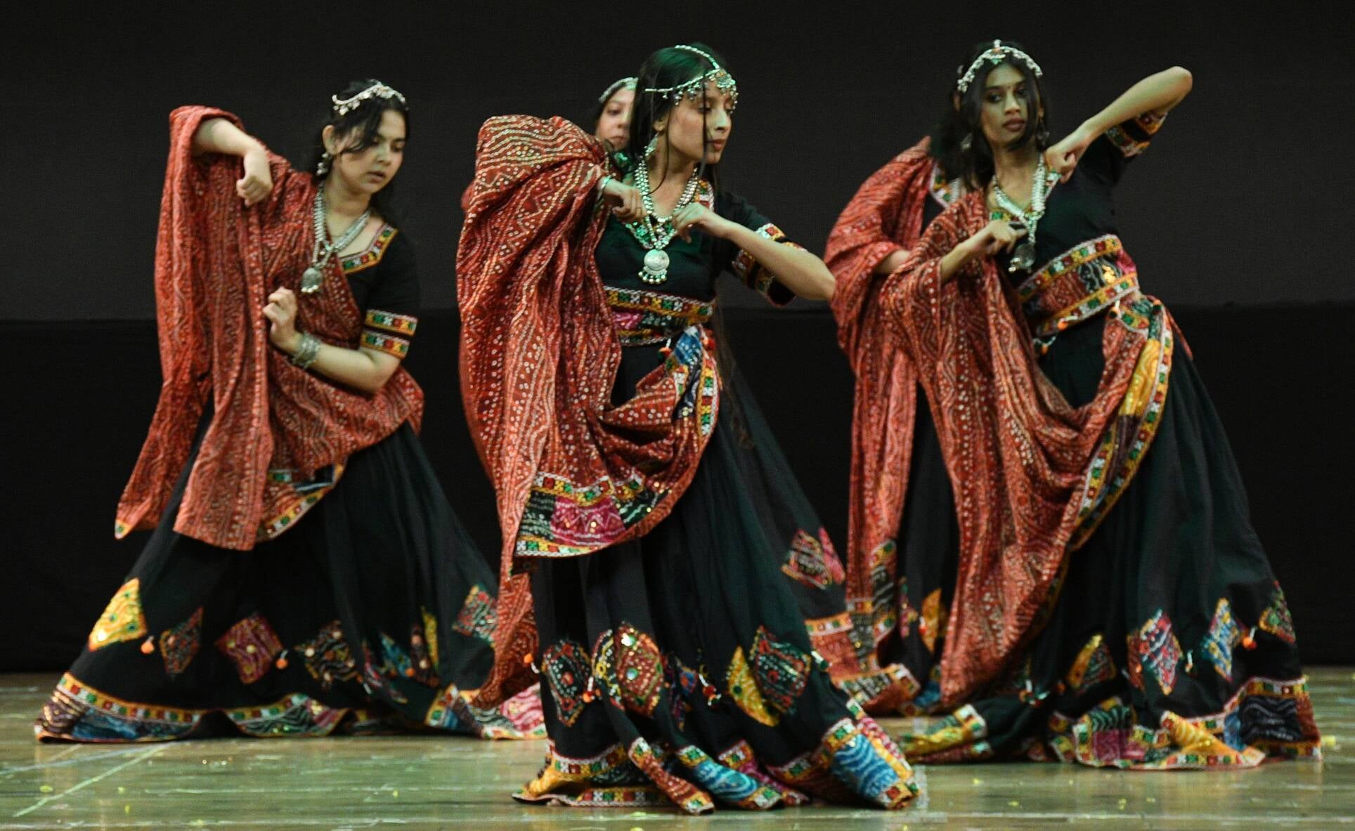कार्यक्रम में नृत्य प्रसतुति देतीं युवतियां