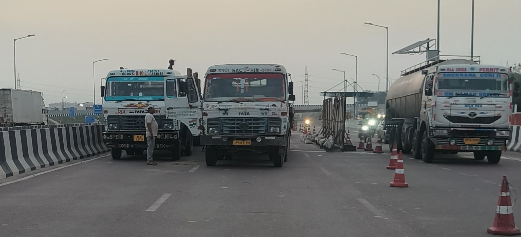 किसान पथ की स्लैब हुई क्षतिग्रस्त।