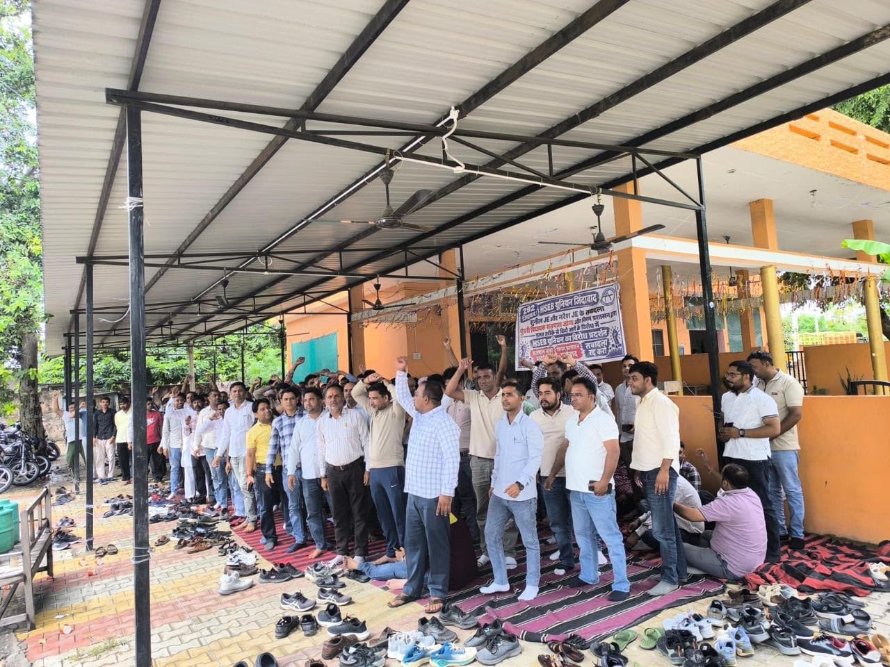 मांगों को लेकर धरना देते कर्मचारी। विज्ञप्ति मांगों को लेकर धरना देते कर्मचारी। विज्ञप्ति