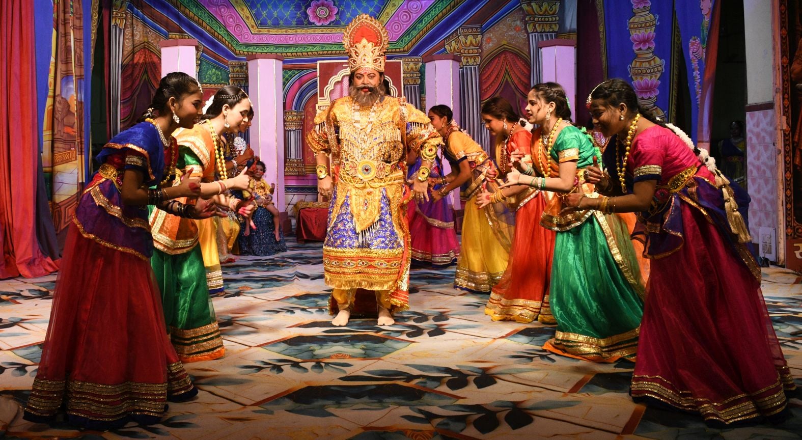 महानगर की रामलीला में राम लीला का मंचन का कलाकार 