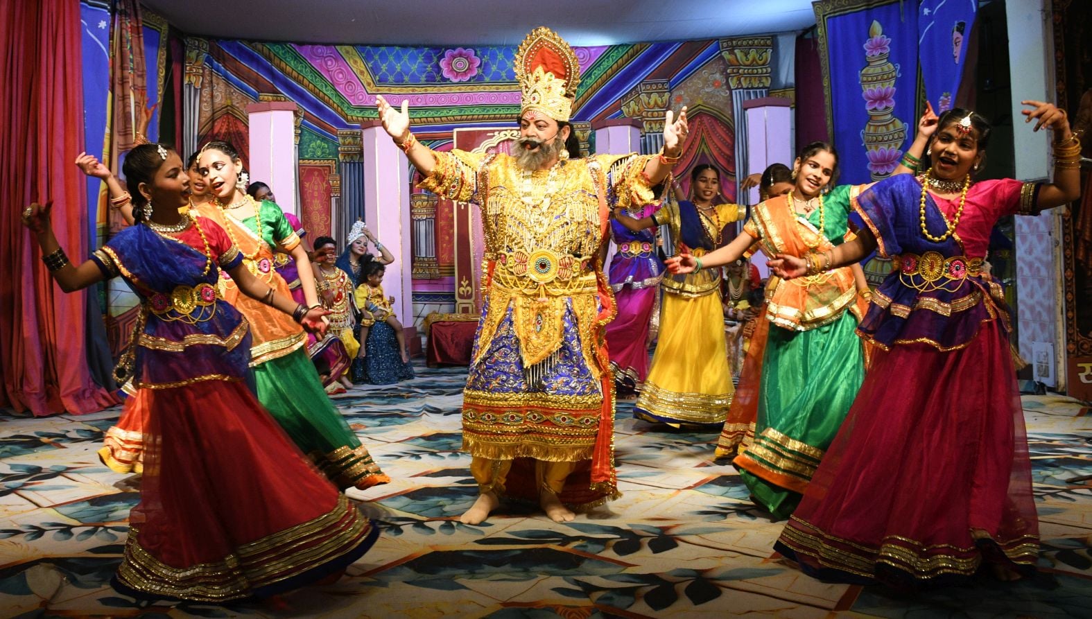 महानगर की रामलीला में राम लीला का मंचन का कलाकार 