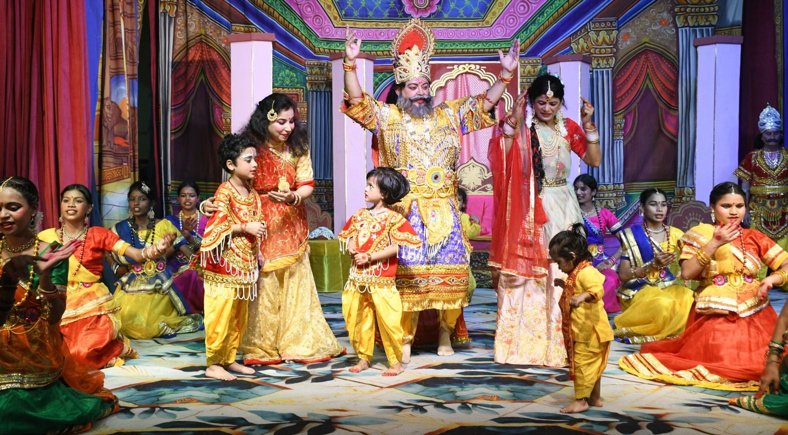 महानगर की रामलीला में राम लीला का मंचन का कलाकार 