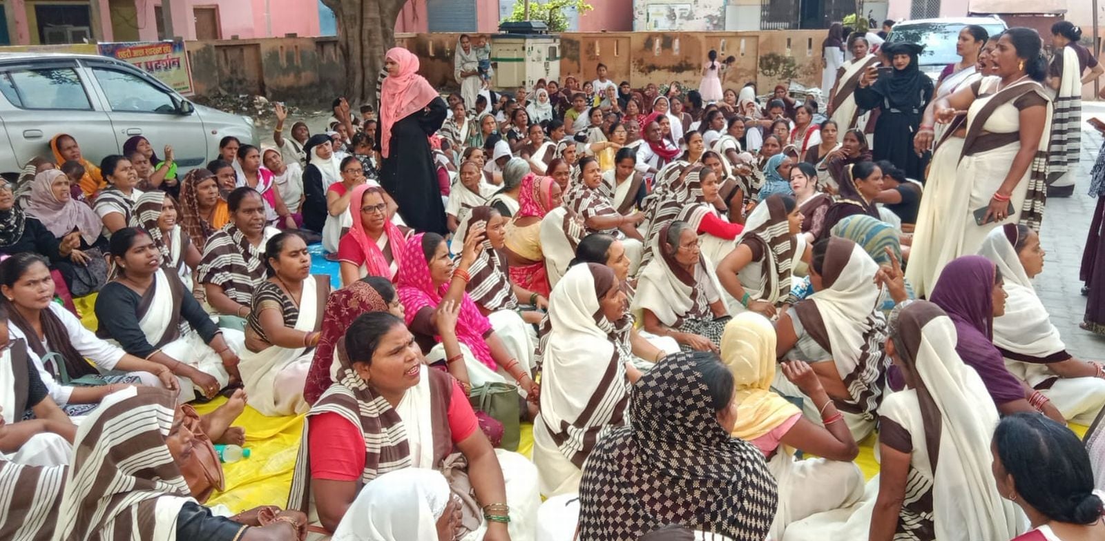 मालवीय आवास पर बैठक की करती आशा। संवाद