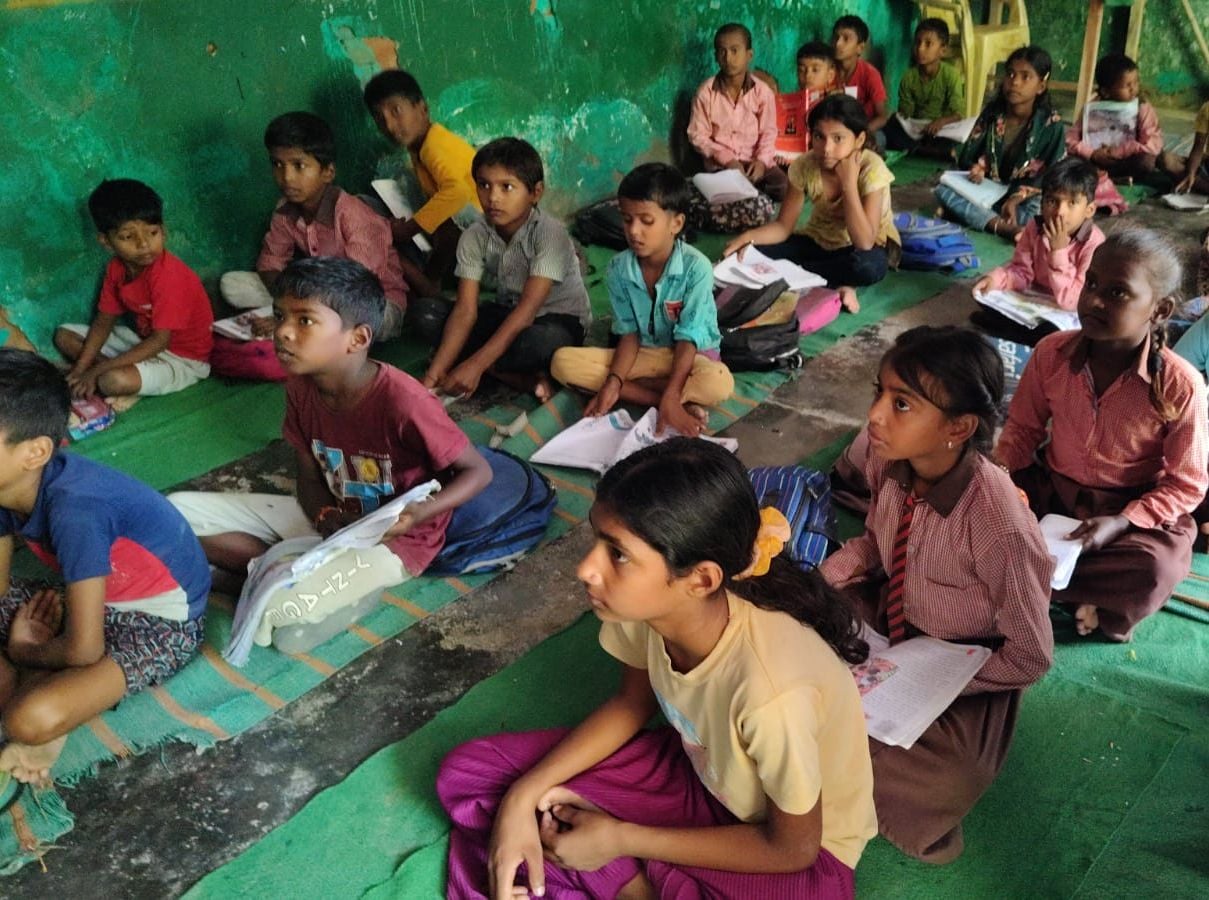 मवईभान स्कूल में टाट पट्टी पर बैठकर पढ़ाई करते छात्र। संवाद