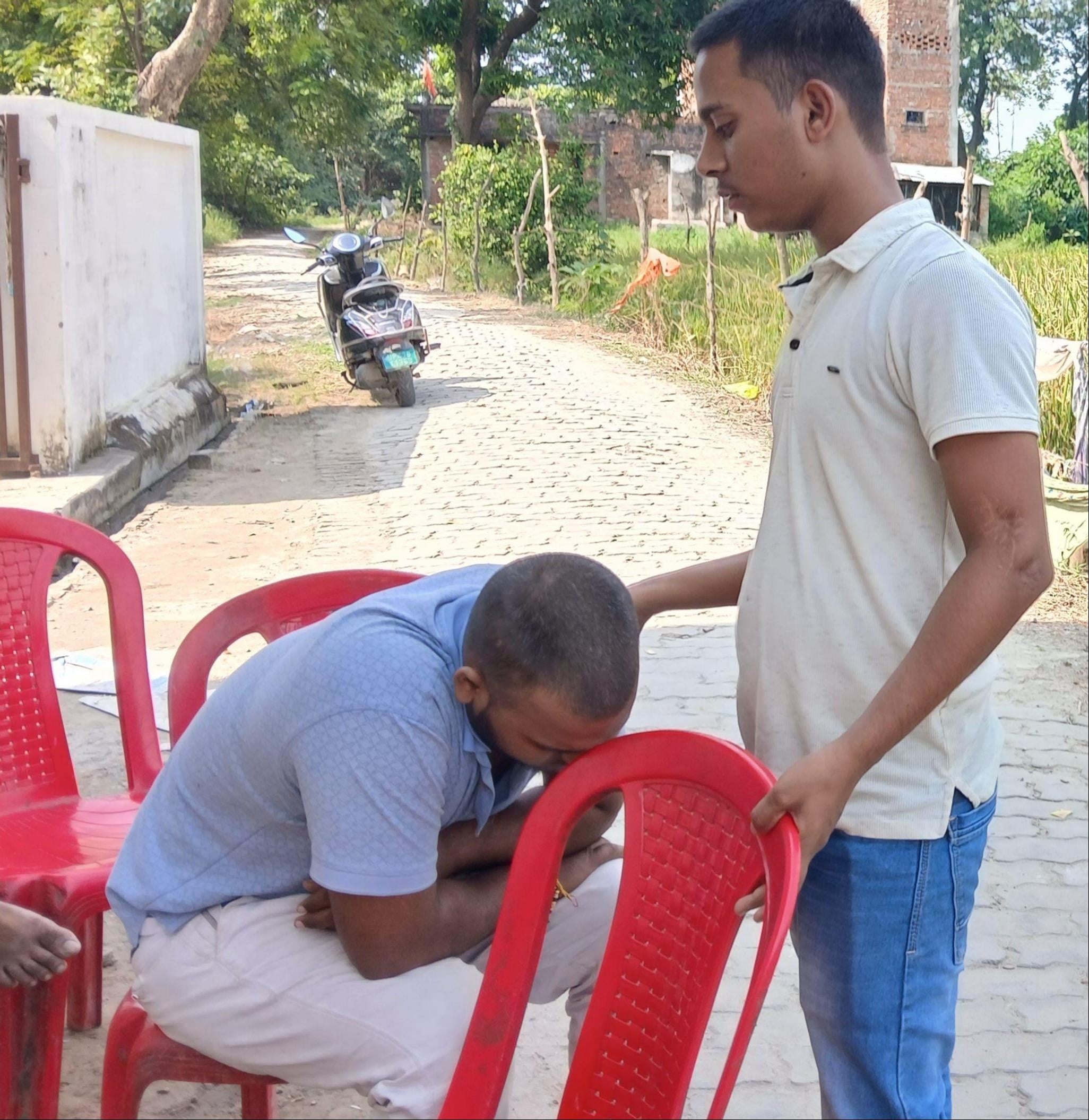 नवीन की फाइल फोटो, बिलखता भाई व घर में पसरा सन्नाटा। संवाद नवीन की फाइल फोटो, बिलखता भाई व घर में पसरा सन्नाटा। संवाद