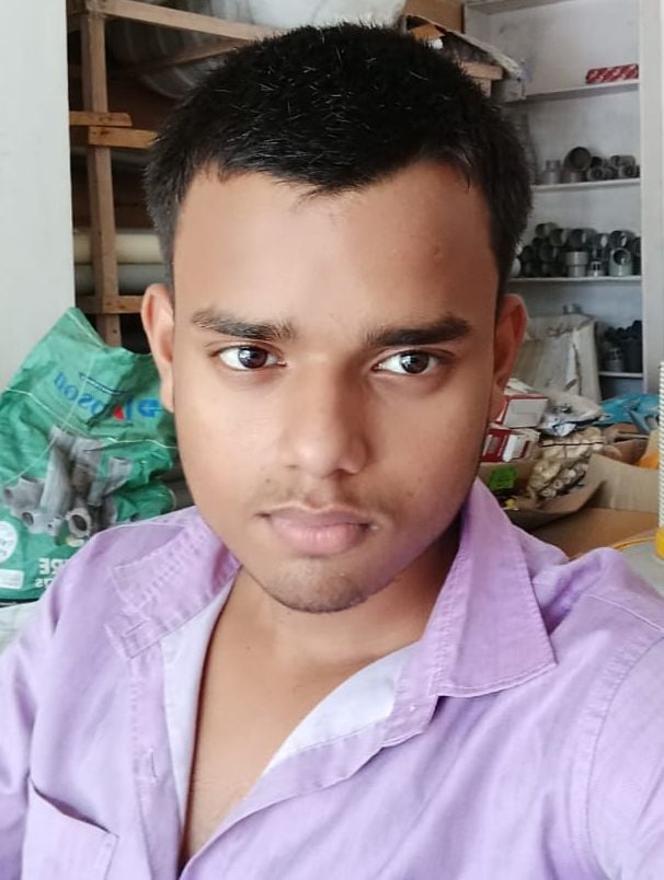 नवीन की फाइल फोटो, बिलखता भाई व घर में पसरा सन्नाटा। संवाद नवीन की फाइल फोटो, बिलखता भाई व घर में पसरा सन्नाटा। संवाद